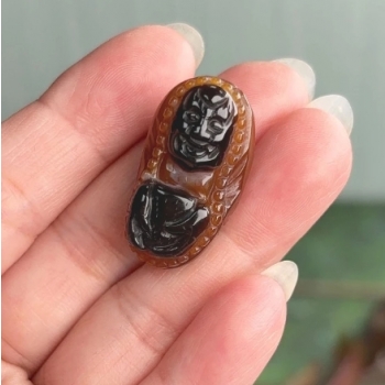 非洲南紅俏色巧雕羅漢（U72）